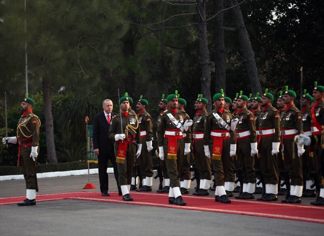 Cumhurbaşkanı Erdoğan Pakistan'da resmi törenle karşılandı